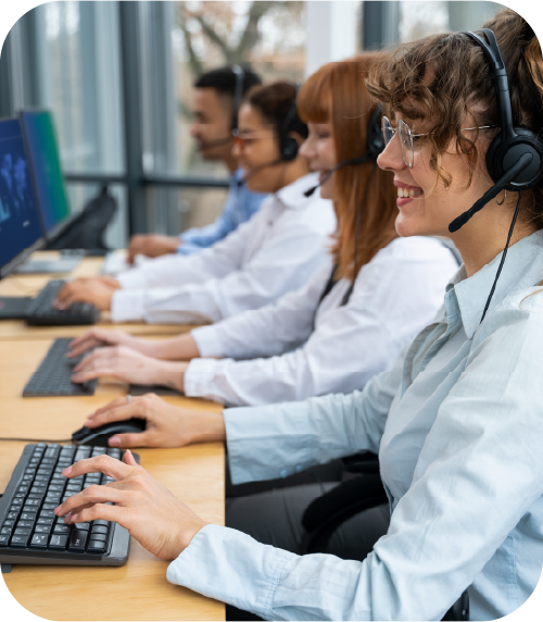 Personas trbajando en el computador