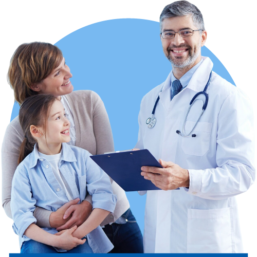 Dcotor atendiendo familia