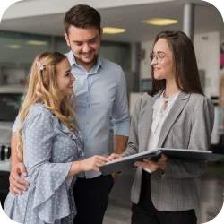 Asesora explicando seguros a personas