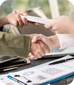 Manos en un apreto de manos