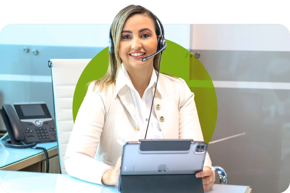 Mujer frente a telefono con diadema telefonica