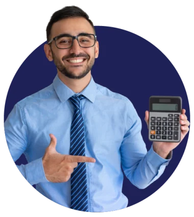 Hombre señalando calculadora en circulo azul oscuro