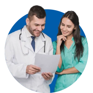 Doctor enseñandola a una mujer una hoja