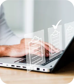 Persona escribiendo en un portatil