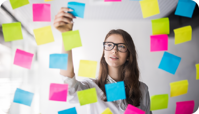 Mujer poneindo pots en un vidrito