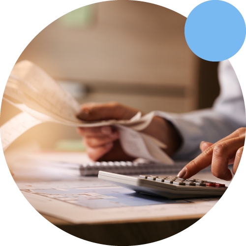 Persona haciendo cuentas en una calculadora