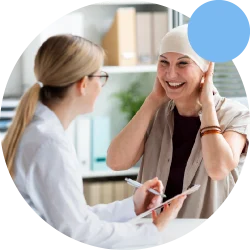 Mujer en el doctor con un gorro