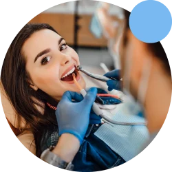 Mujer en cita odontologico