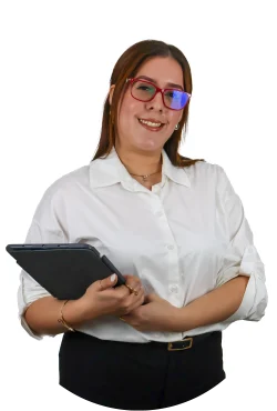 Mujer sonriendo con fondo blanco